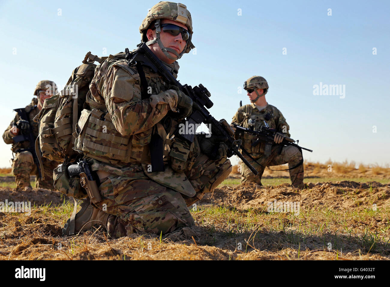 US Navy Petty Officer nimmt sich eine Auszeit mit anderen Teammitgliedern. Stockfoto