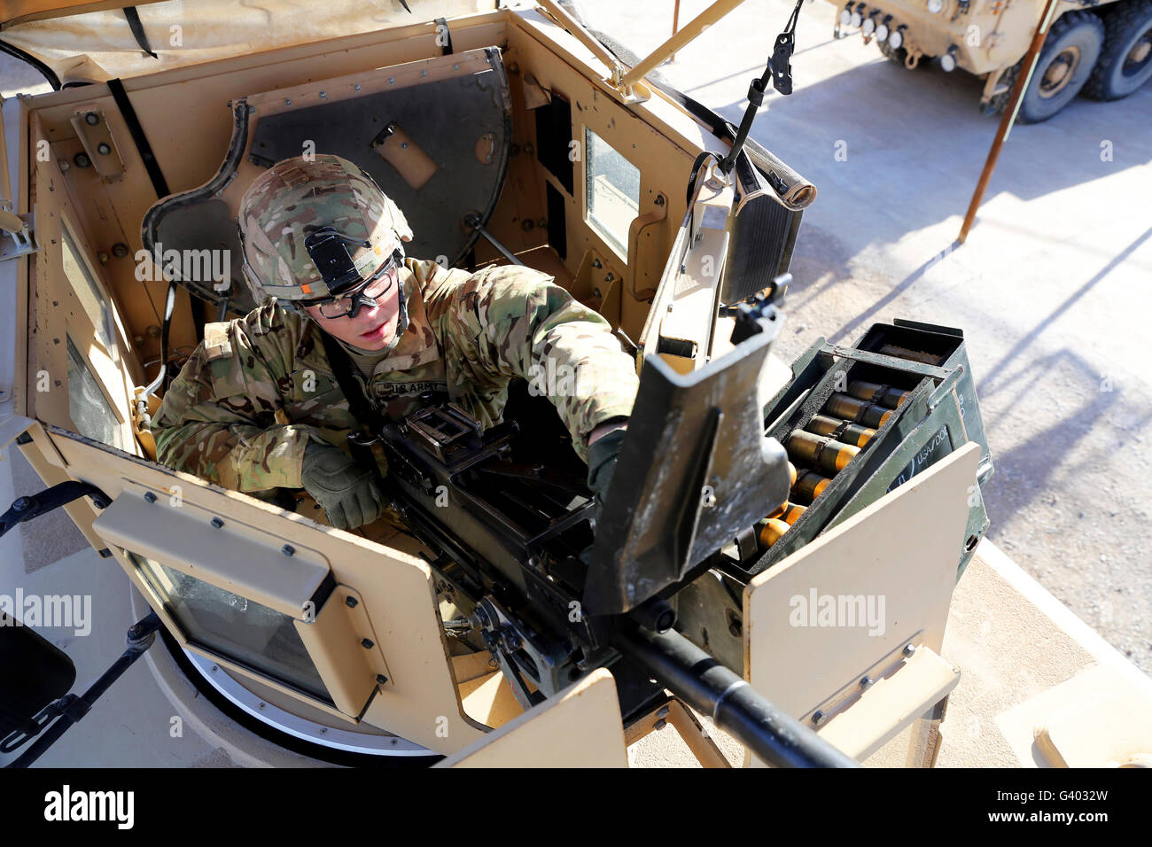 Soldat der US-Armee prüft einen Granatwerfer MK-19. Stockfoto