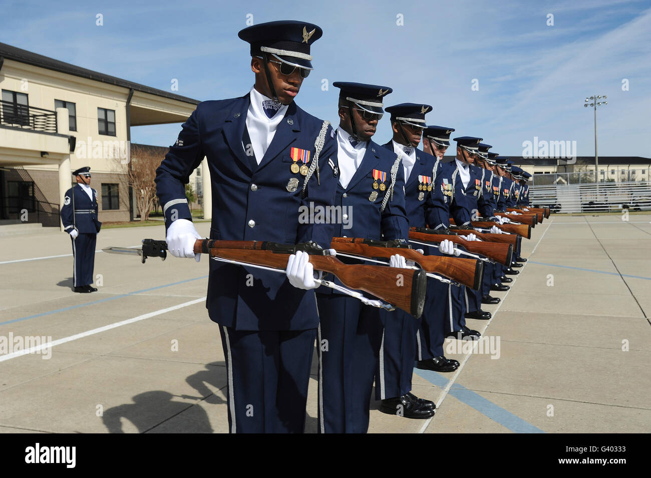 Die United States Air Force Honor Guard Drill Team übt eine neue Routine. Stockfoto