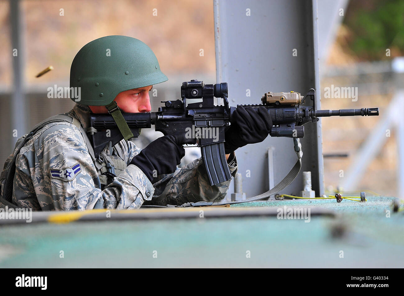 Airman Nullen in seine Waffe vor dem Schießen Training. Stockfoto