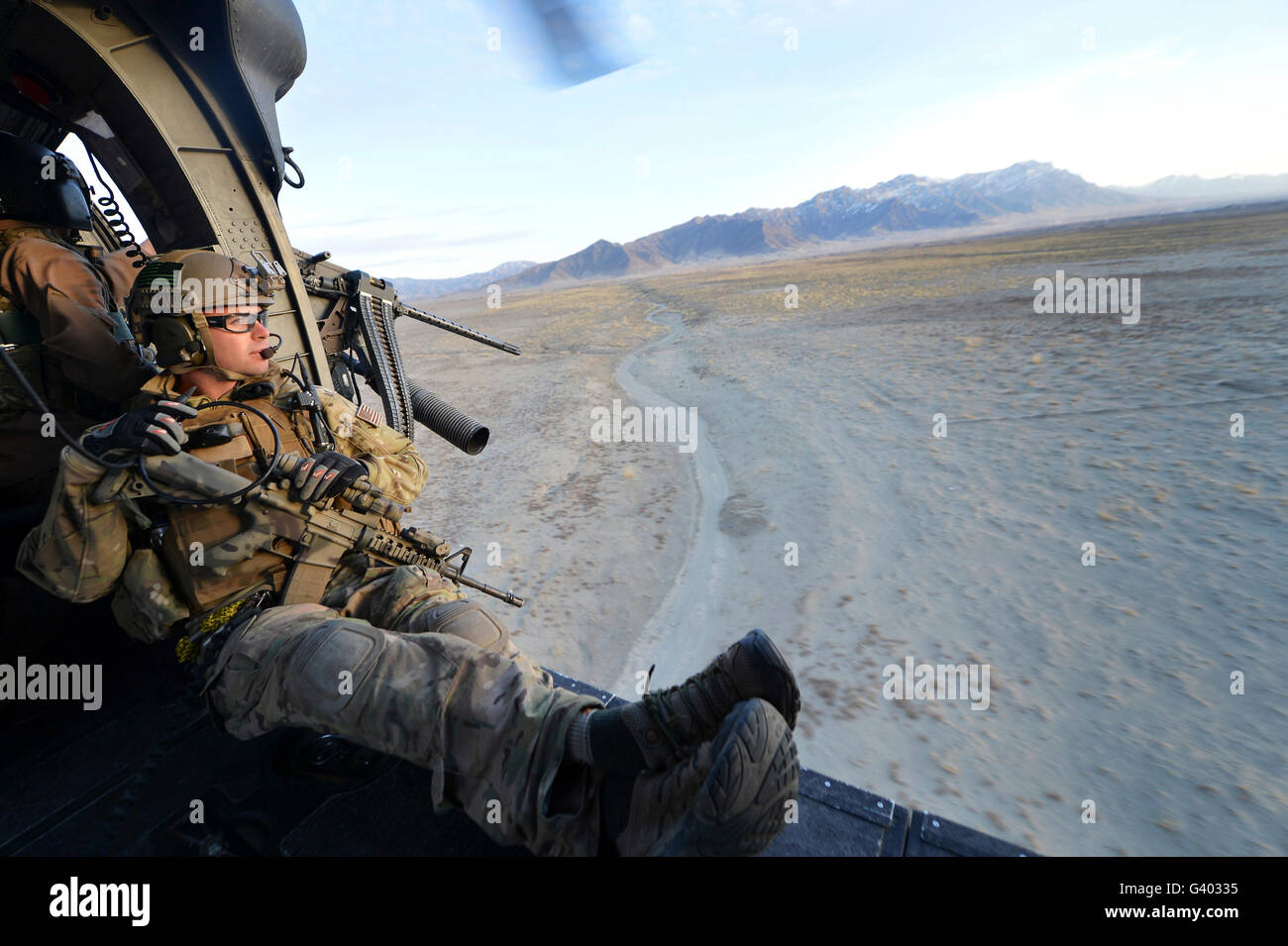Pararescueman Uhren das Gelände während einer Trainingsmission in Afghanistan. Stockfoto