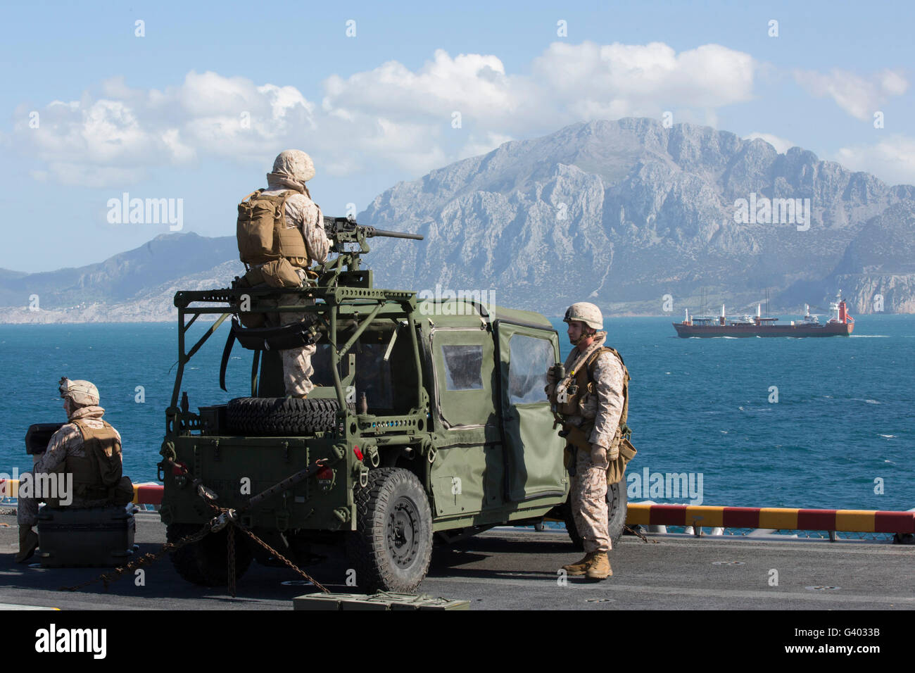 Marines wachen auf dem Flugdeck der USS Kearsarge. Stockfoto