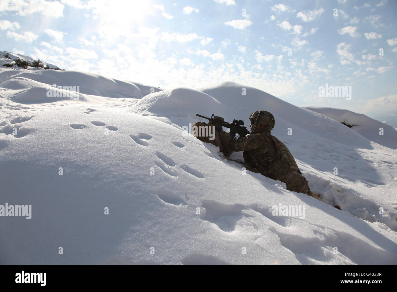 Soldat der US-Armee nimmt eine Sicherheitslage in Afghanistan. Stockfoto