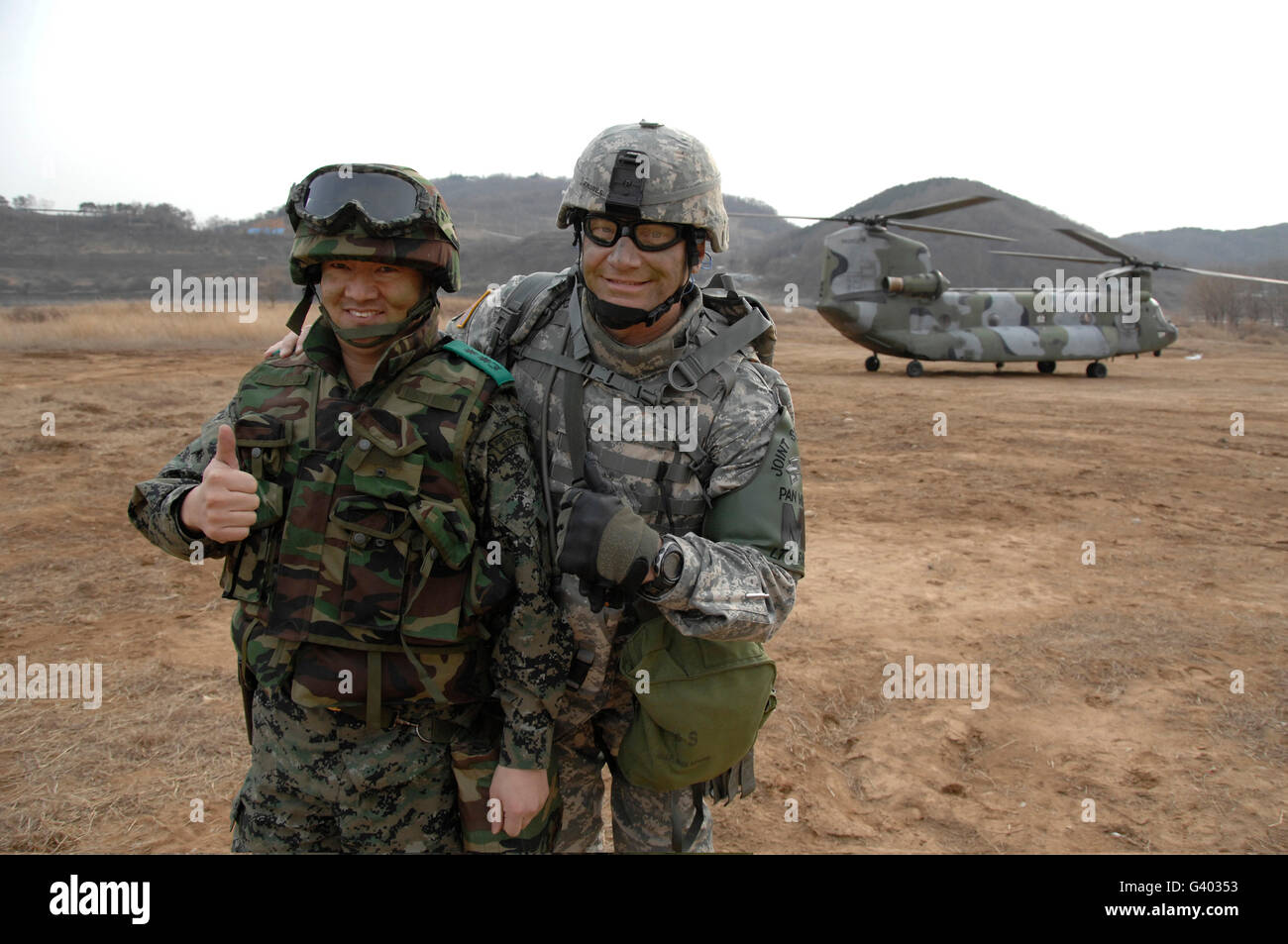 US-Armee Kommandant, rechts, und sein Stellvertreter aus der Republik Korea Armee. Stockfoto