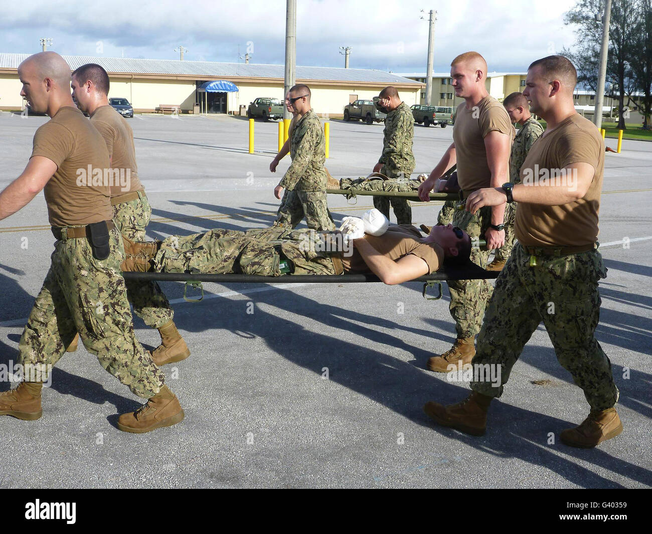 Seabees üben erste Hilfe-Notfallmaßnahmen und Wurf tragende Fähigkeiten. Stockfoto