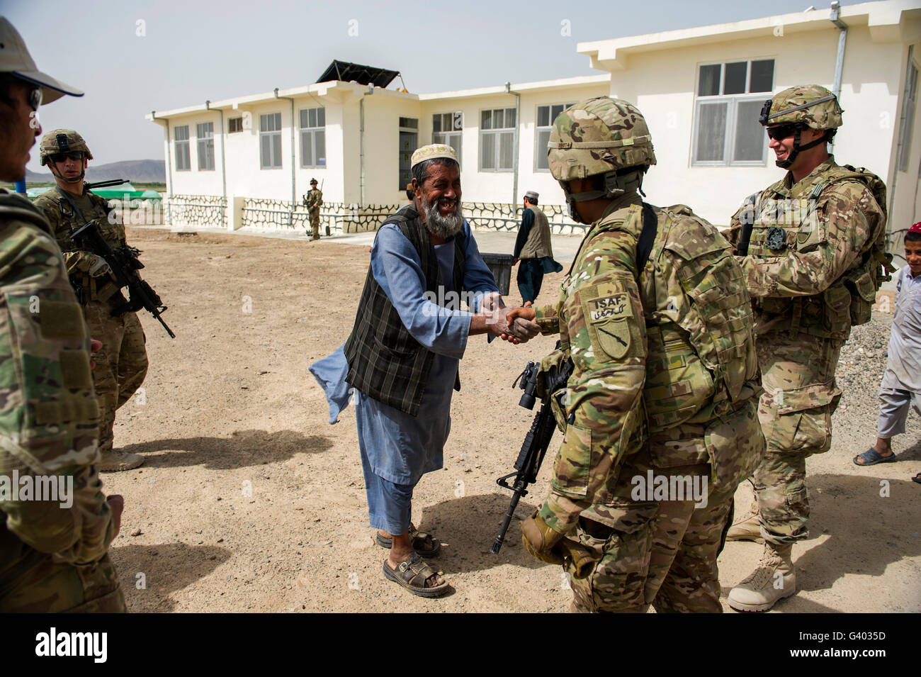 Mit lokalen Afghanen treffen sich Mitglieder der Nationalgarde von Kentucky. Stockfoto