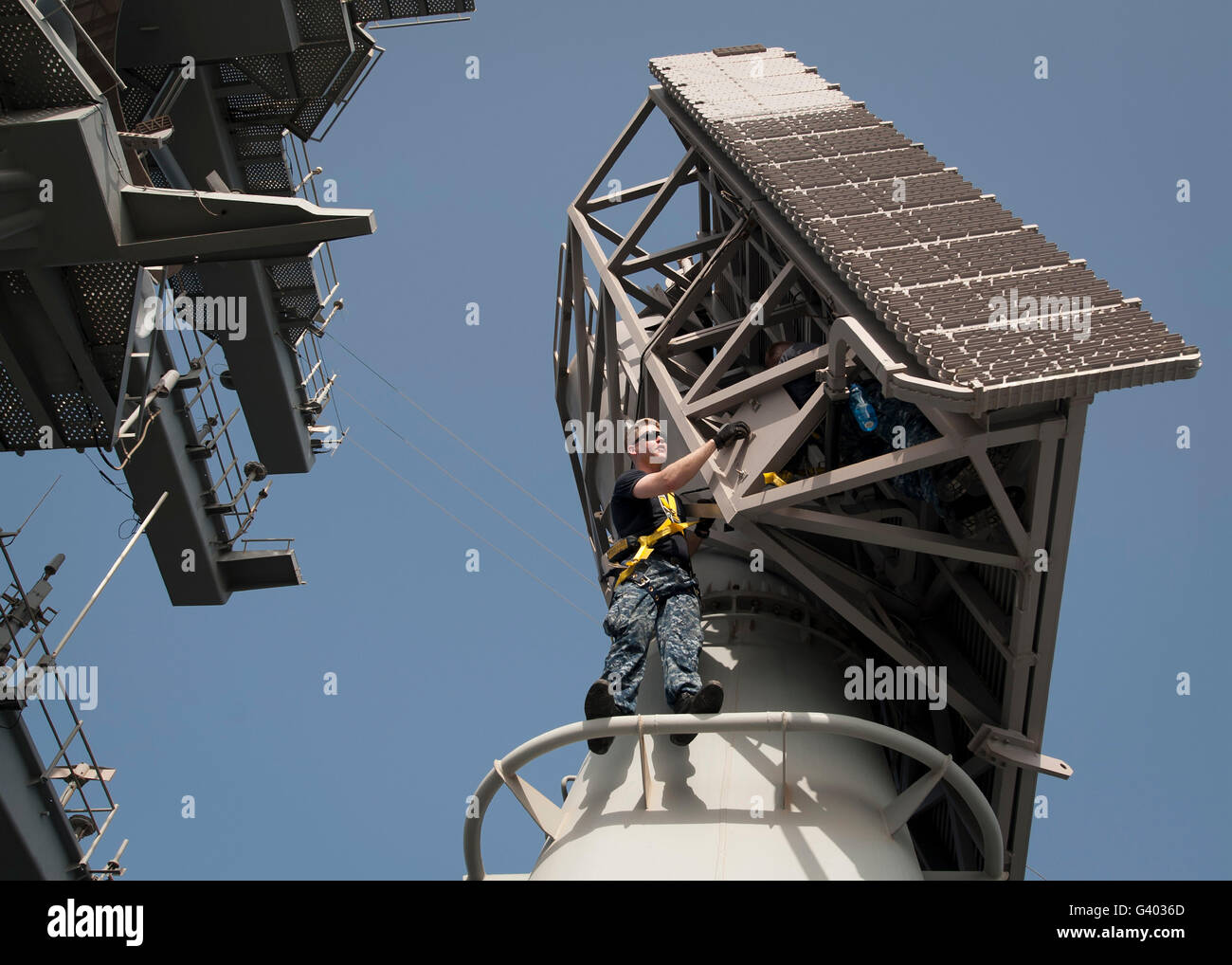 Feuer Controlmen führen Wartungsarbeiten an einem AN/SPS-48E Radar. Stockfoto