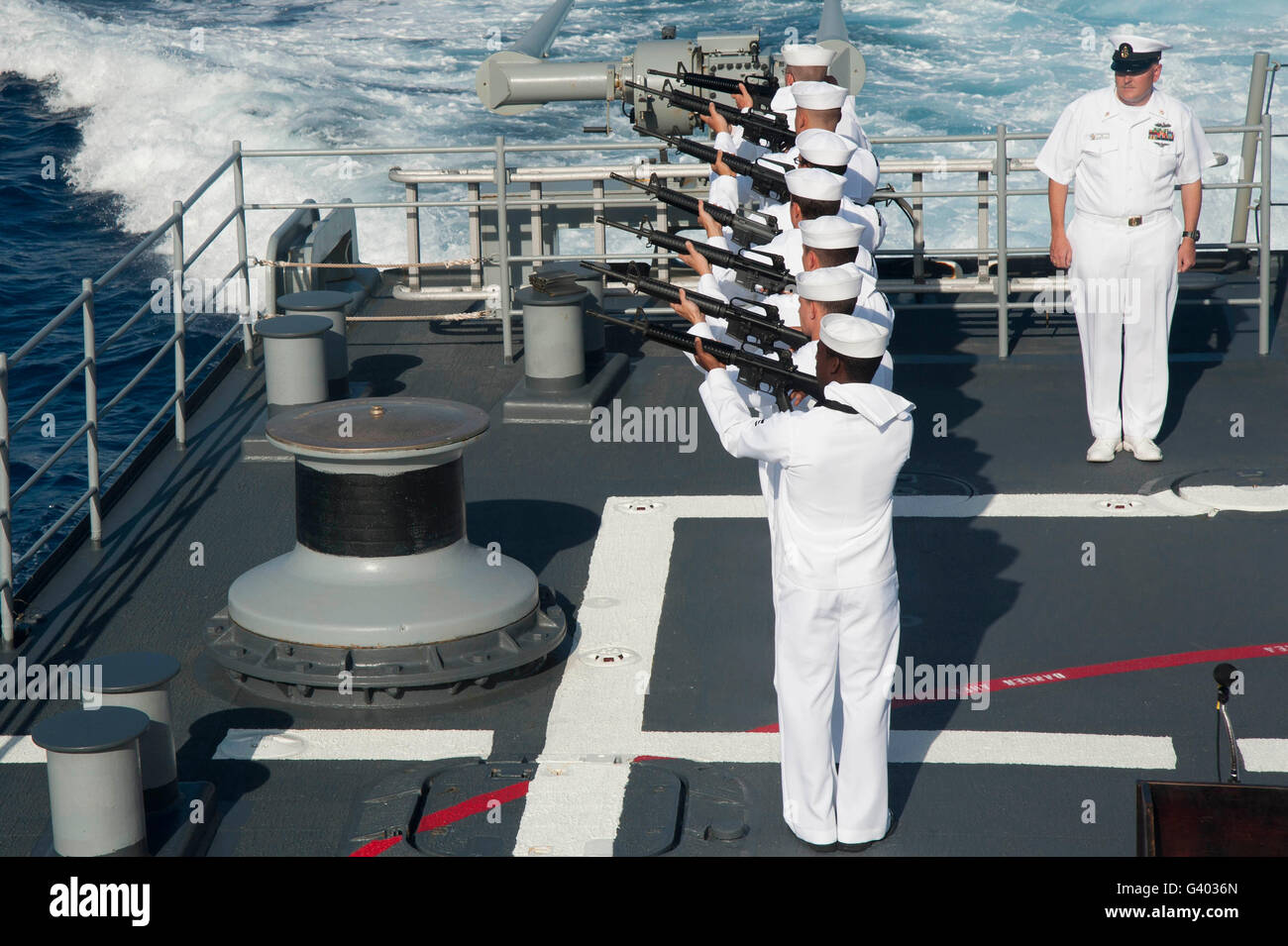 Segler machen einen Gewehr Volley an Bord USS Stadt Hue. Stockfoto