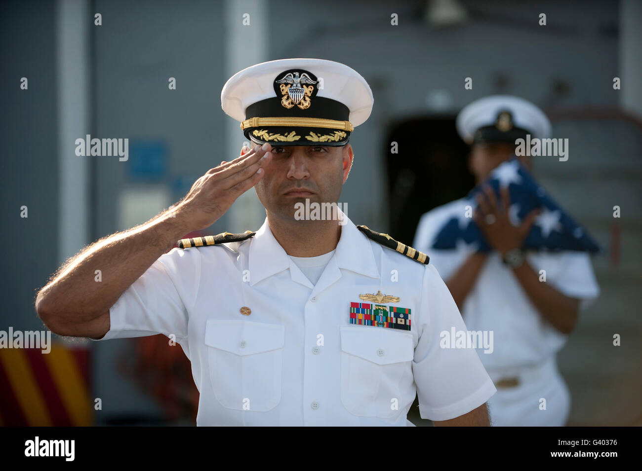 Kommandierender Offizier macht ehrt während einer Bestattung auf hoher See. Stockfoto