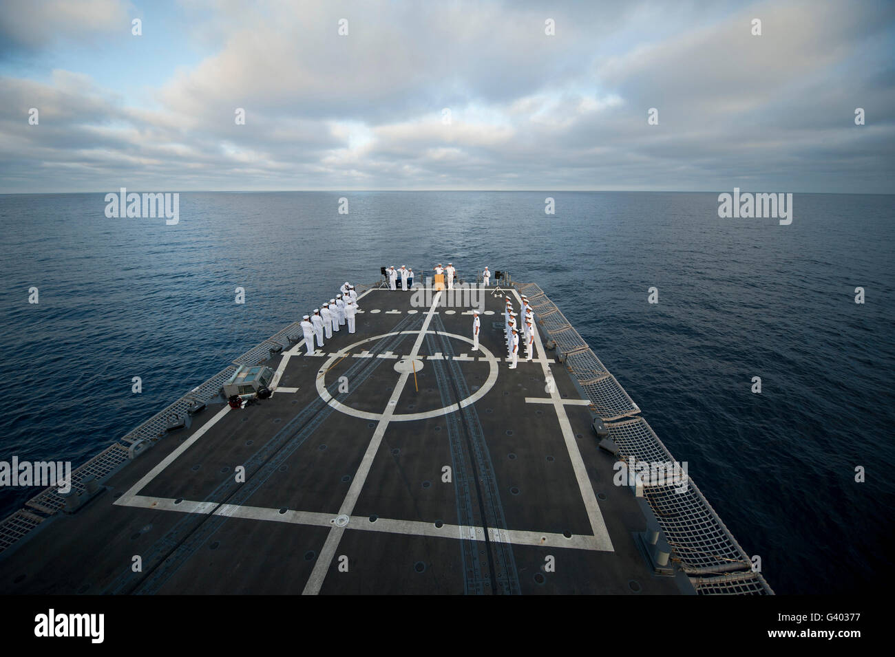Matrosen führen eine Bestattung auf See an Bord USS McClusky. Stockfoto