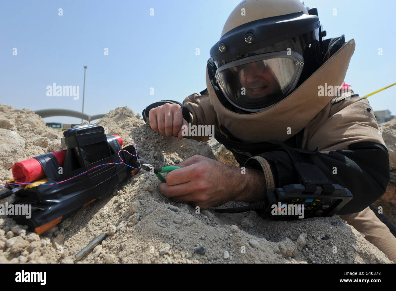 Explosive Ordnance Entsorgung Techniker deaktiviert einen Sprengsatz. Stockfoto