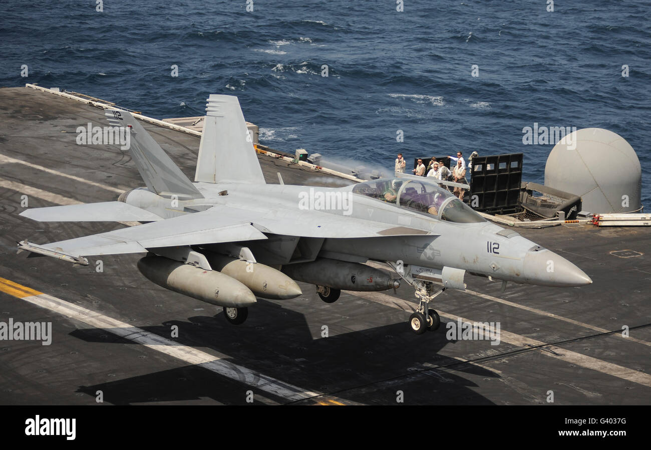 Eine F/A-18F Super Hornet landet auf dem Flugdeck der USS Nimitz. Stockfoto