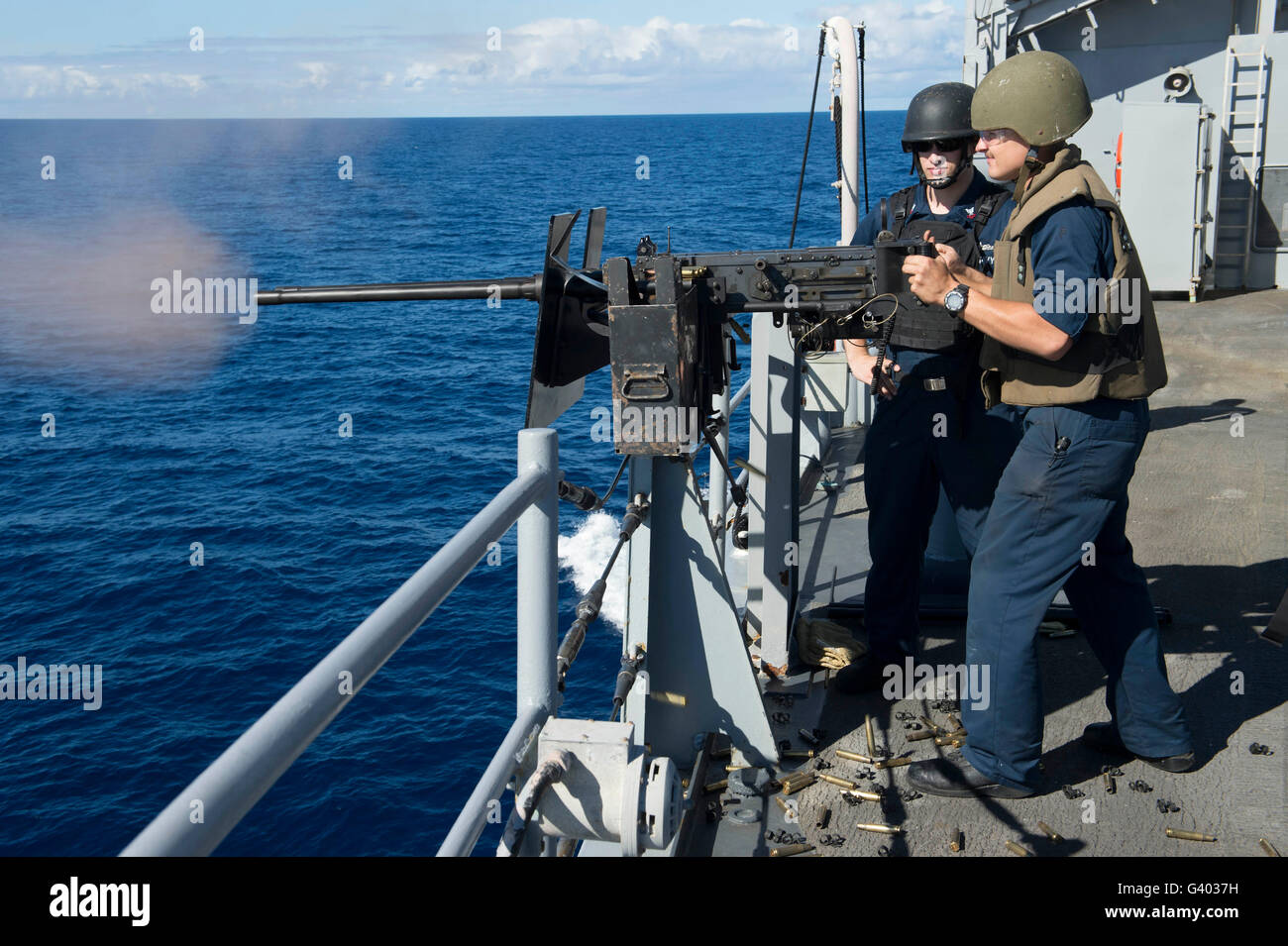 Seaman Lehrling feuert eine.50 Kaliber-Maschine Gewehr. Stockfoto