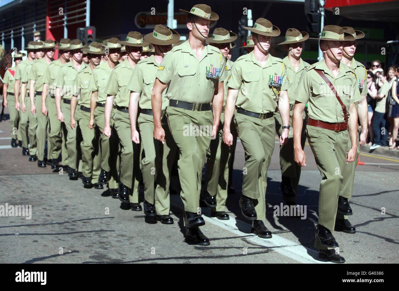 Australische Soldaten marschieren in einer Anzac Day Parade. Stockfoto