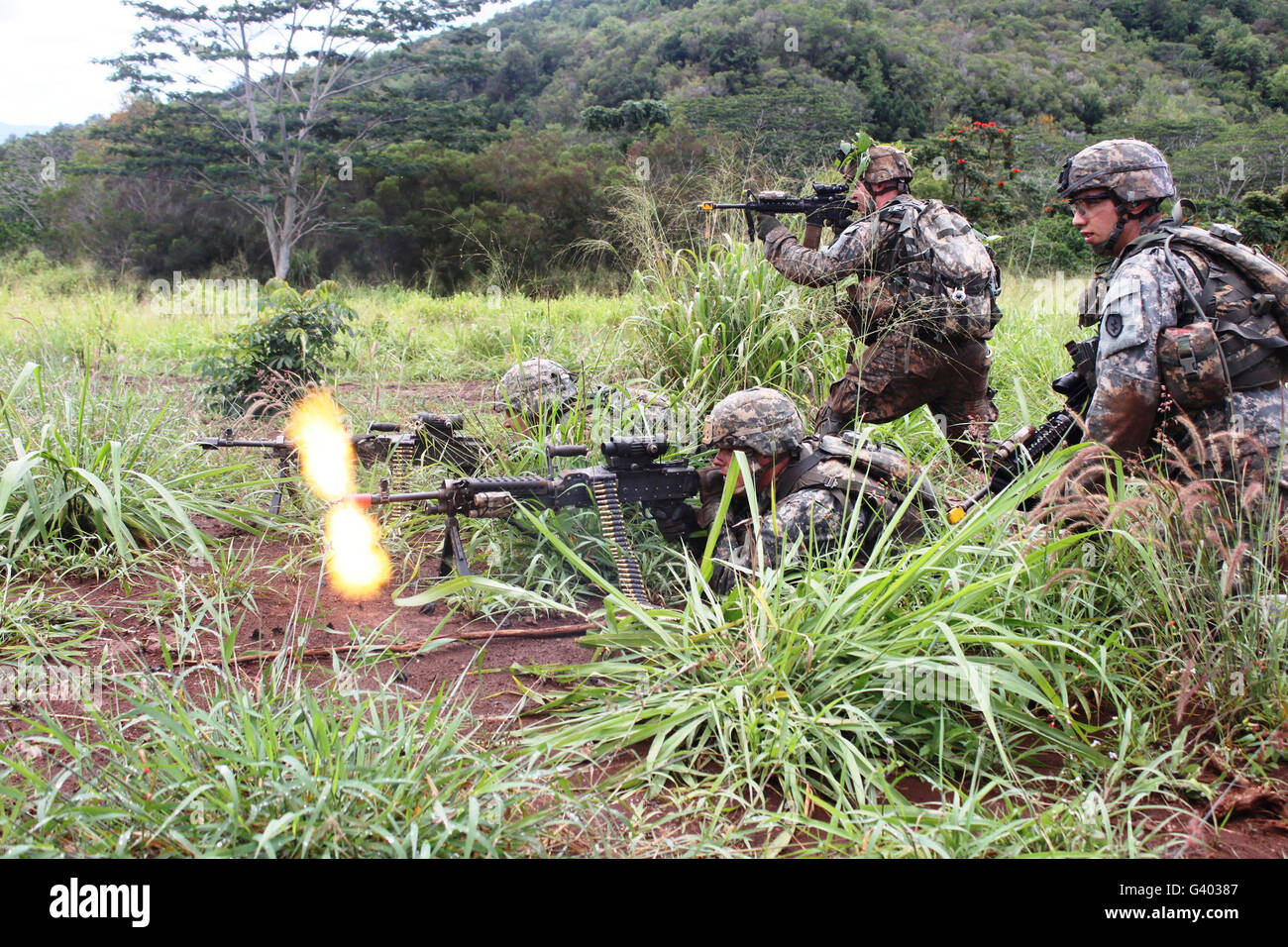 Infanterist feuert einen Ausbruch von seinem M240B Maschinengewehr. Stockfoto