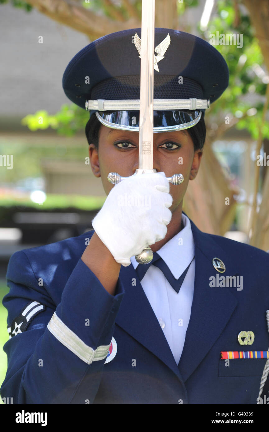 Ehrengarde stellt einen Säbel vor ihr Gesicht. Stockfoto