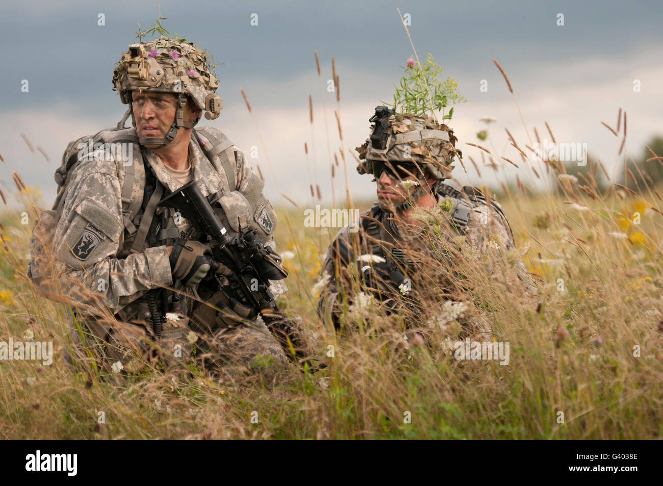 Soldaten der US-Armee vorzubereiten, während einer Luft-Angriff-Übung zu bewegen. Stockfoto