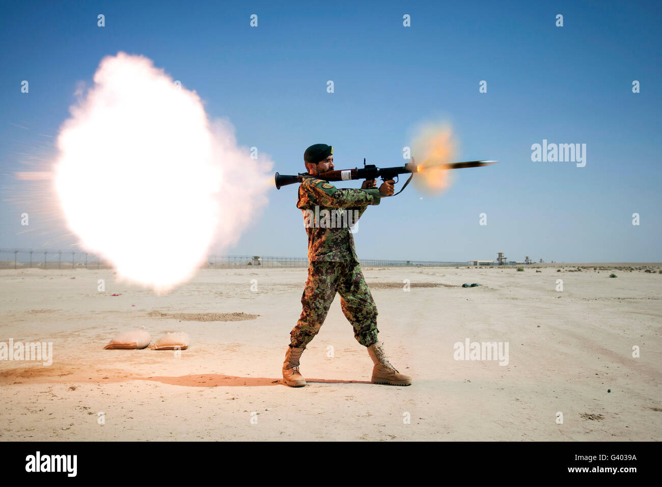 Ein Afghan National Army Soldat feuert eine RPG-7. Stockfoto