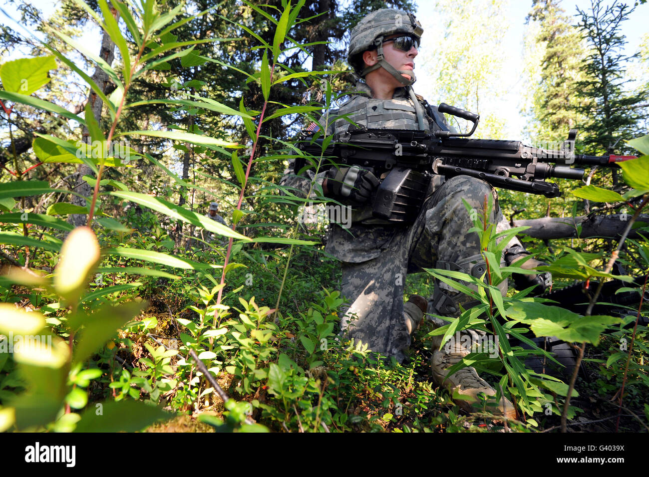 Soldat zieht Sicherheit auf gemeinsamer Basis Elmendorf-Richardson, Alaska. Stockfoto