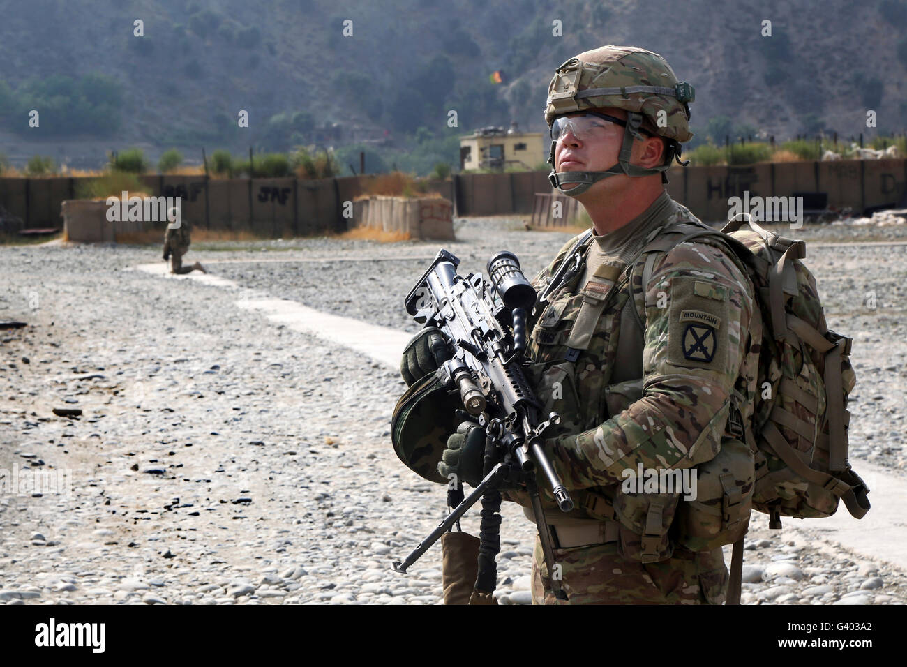 US Army Soldat bietet Overwatch auf einem Flugplatz in Afghanistan. Stockfoto