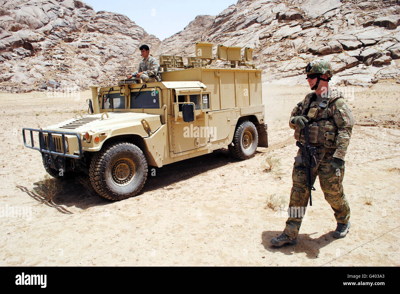 Soldat der US-Luftwaffe führt eine afghanische Grenzpolizei Fahrzeug. Stockfoto