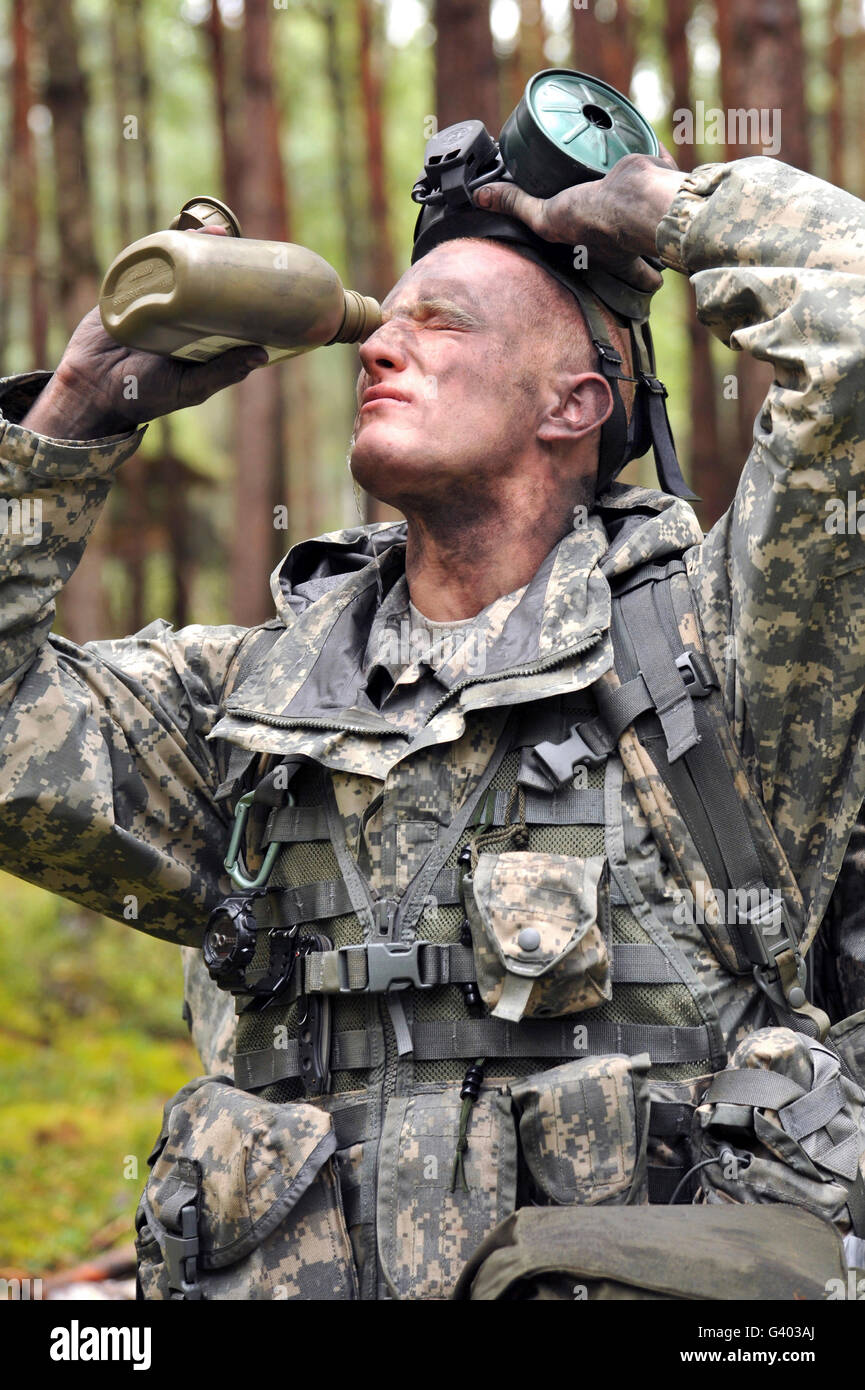 Soldat der US-Armee führt Maßnahmen der Dekontamination. Stockfoto