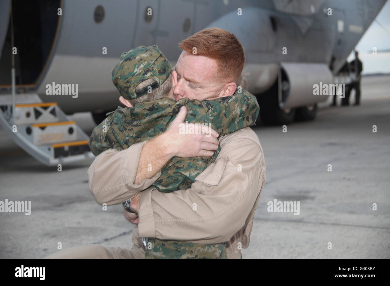 US-Marine umarmt seinen 4 jährigen Sohn nach einer Bereitstellung nach Afghanistan. Stockfoto
