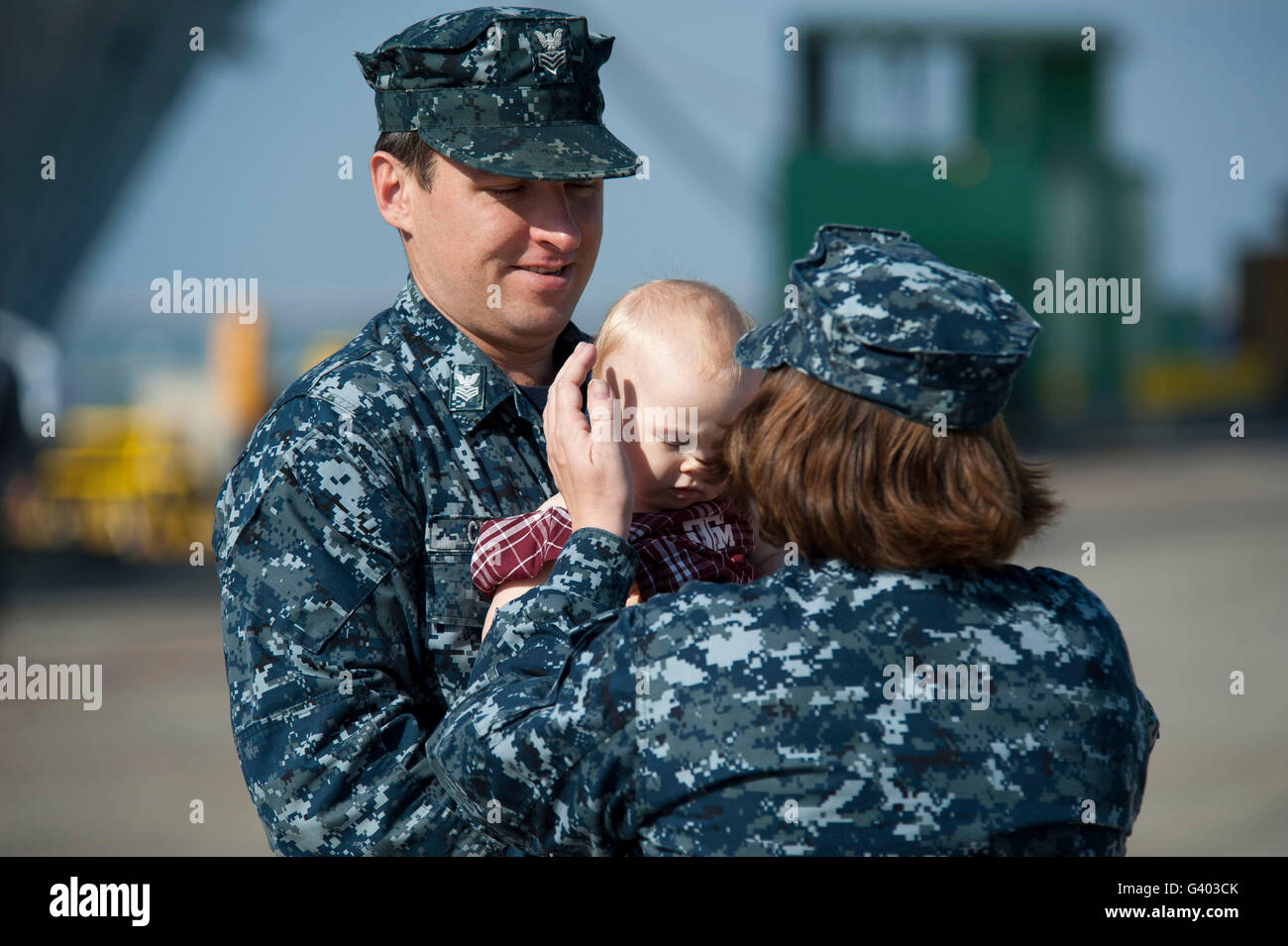 Marine Ratgeber übergibt seine Tochter seiner Frau vor der Abreise. Stockfoto