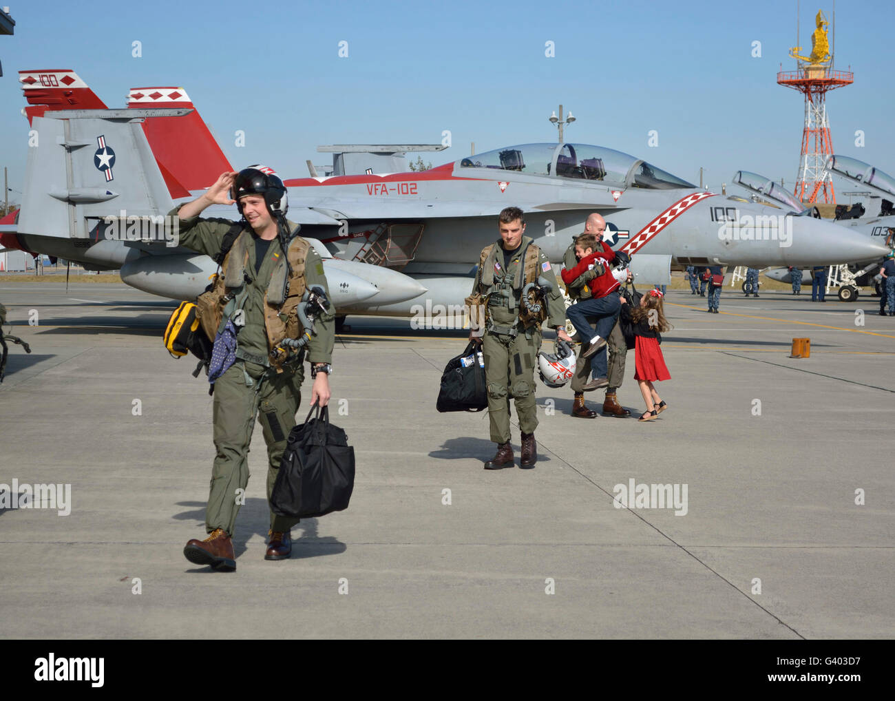 Strike Fighter Squadron Offiziere werden von ihren Familien an Homecoming begrüßt. Stockfoto