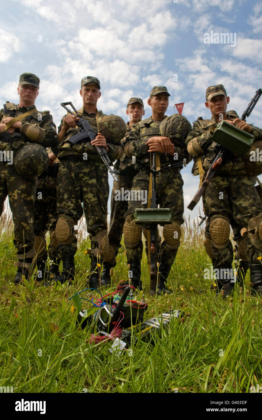 Soldaten der Streitkräfte der Ukraine beteiligen sich an einer Feld-Übung. Stockfoto