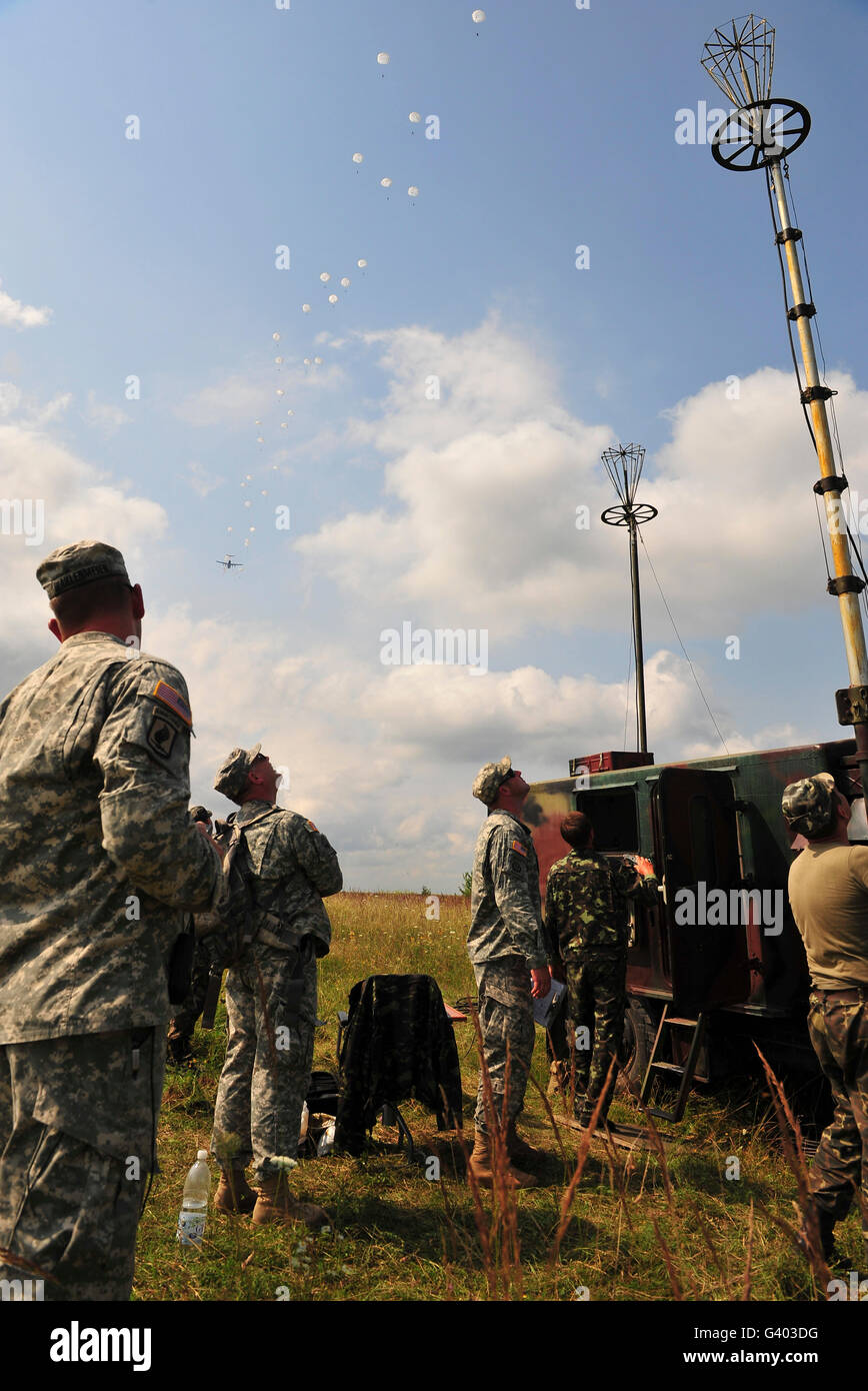 US Army Fallschirmjäger trainieren neben ukrainischen Fallschirmjäger. Stockfoto US Army Fallschirmjäger trainieren neben ukrainischen Fallschirmjäger. Stockfoto
