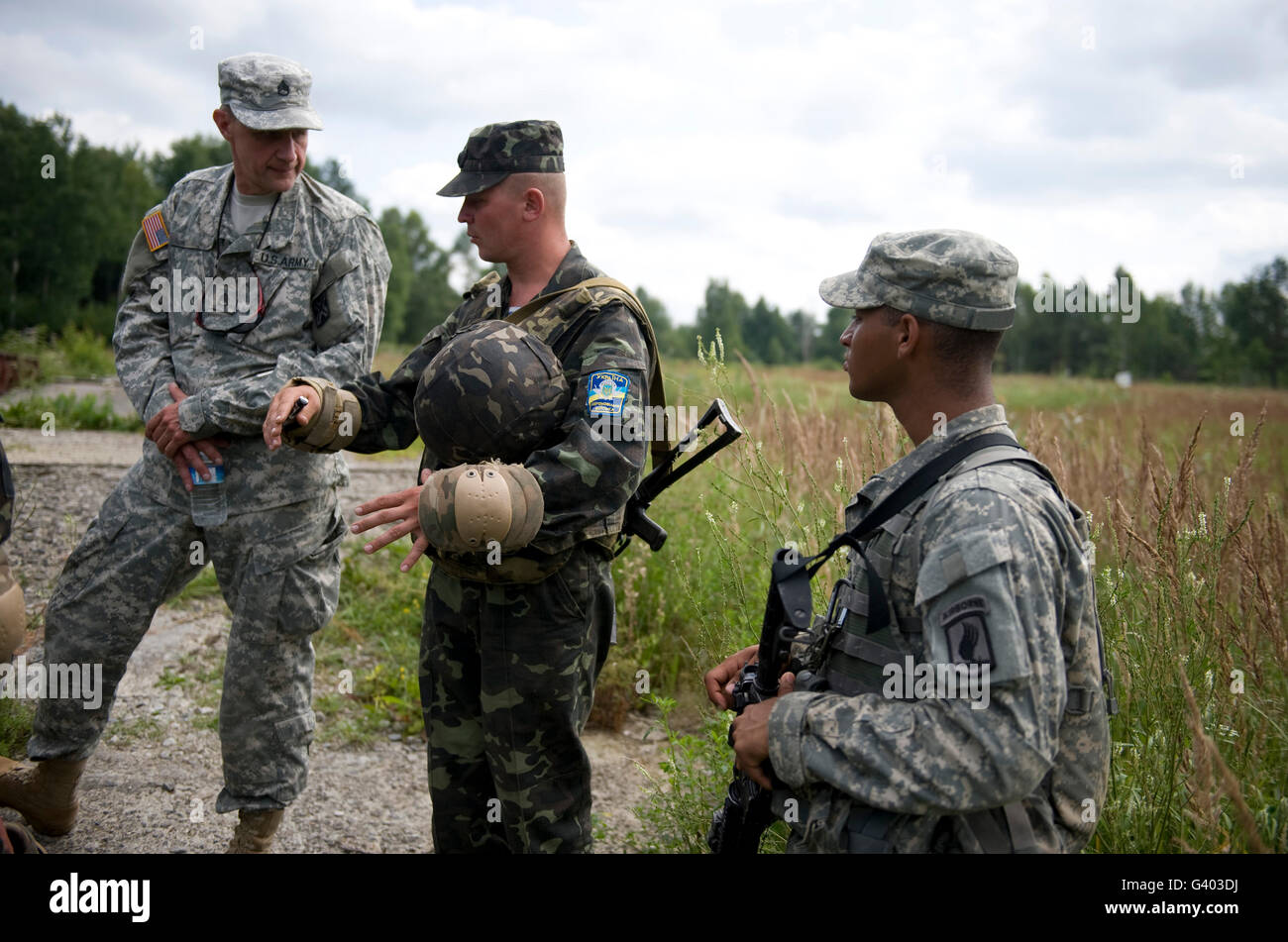 US Army Fallschirmjäger trainieren mit ukrainische Armee-Fallschirmjäger. Stockfoto