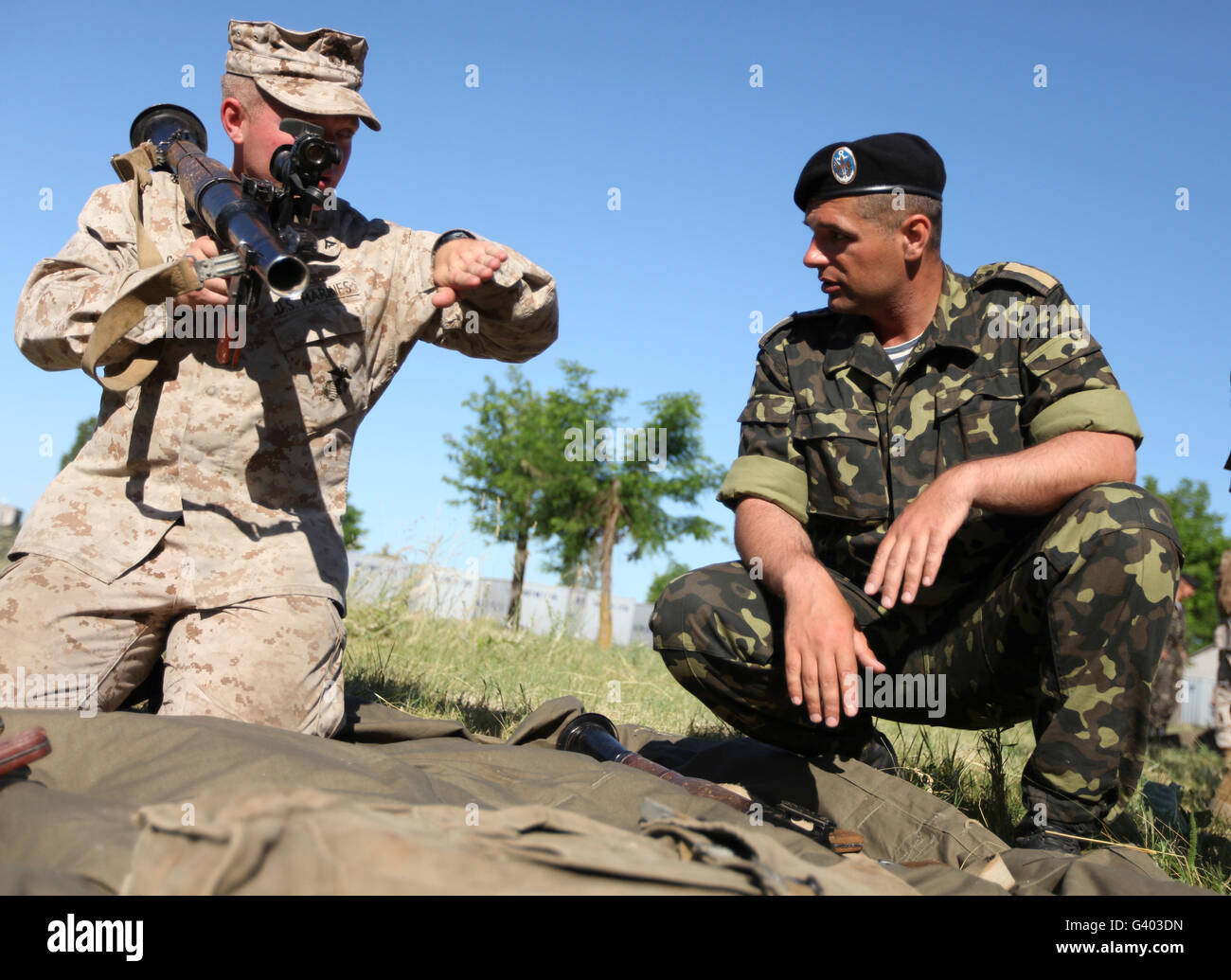 US-Marine lernt die Details einer Rakete angetrieben Granate aus einem ukrainischen Marine. Stockfoto