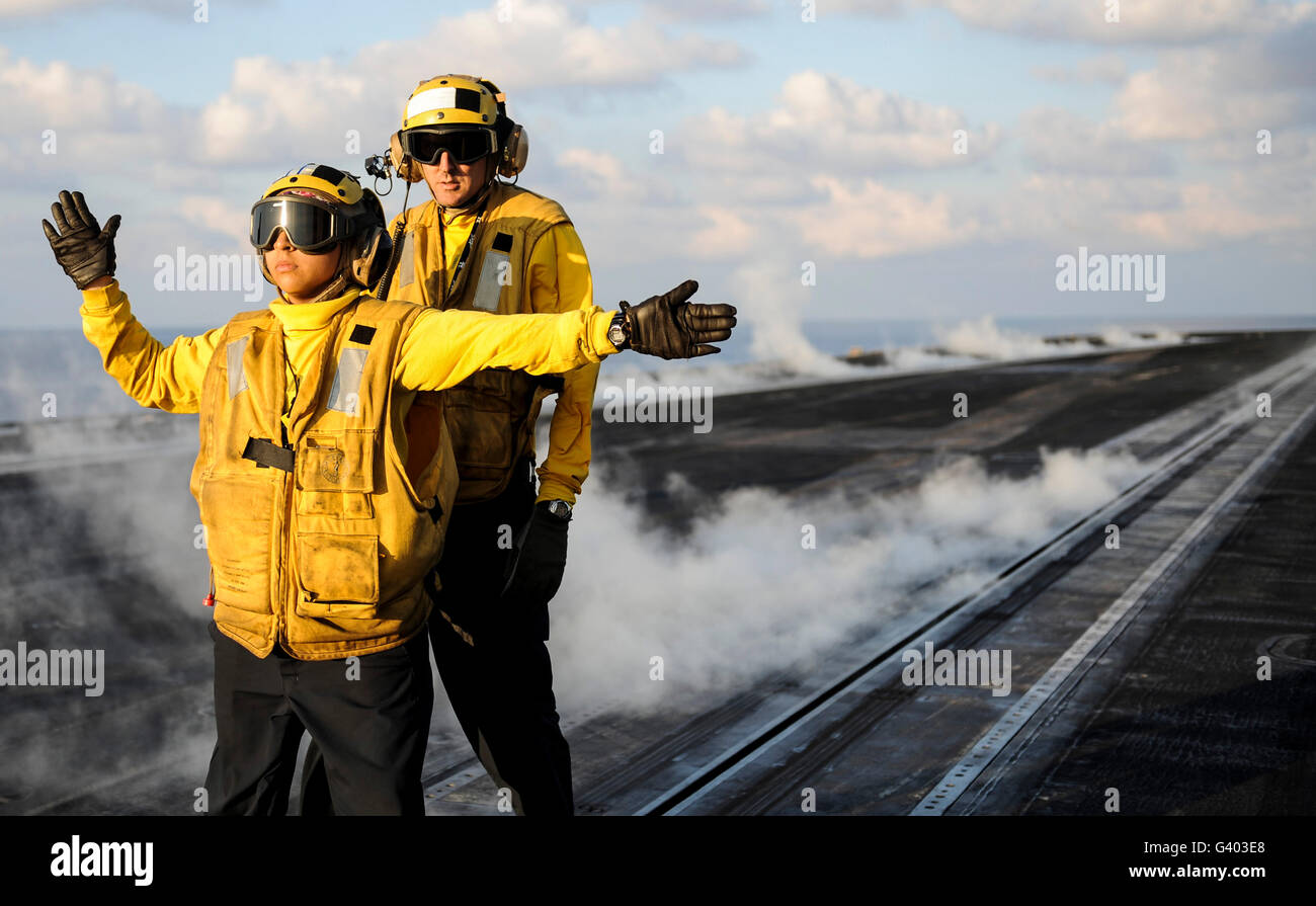 Luftfahrt Bootsmann Kumpels im Flugbetrieb auf der USS Nimitz. Stockfoto