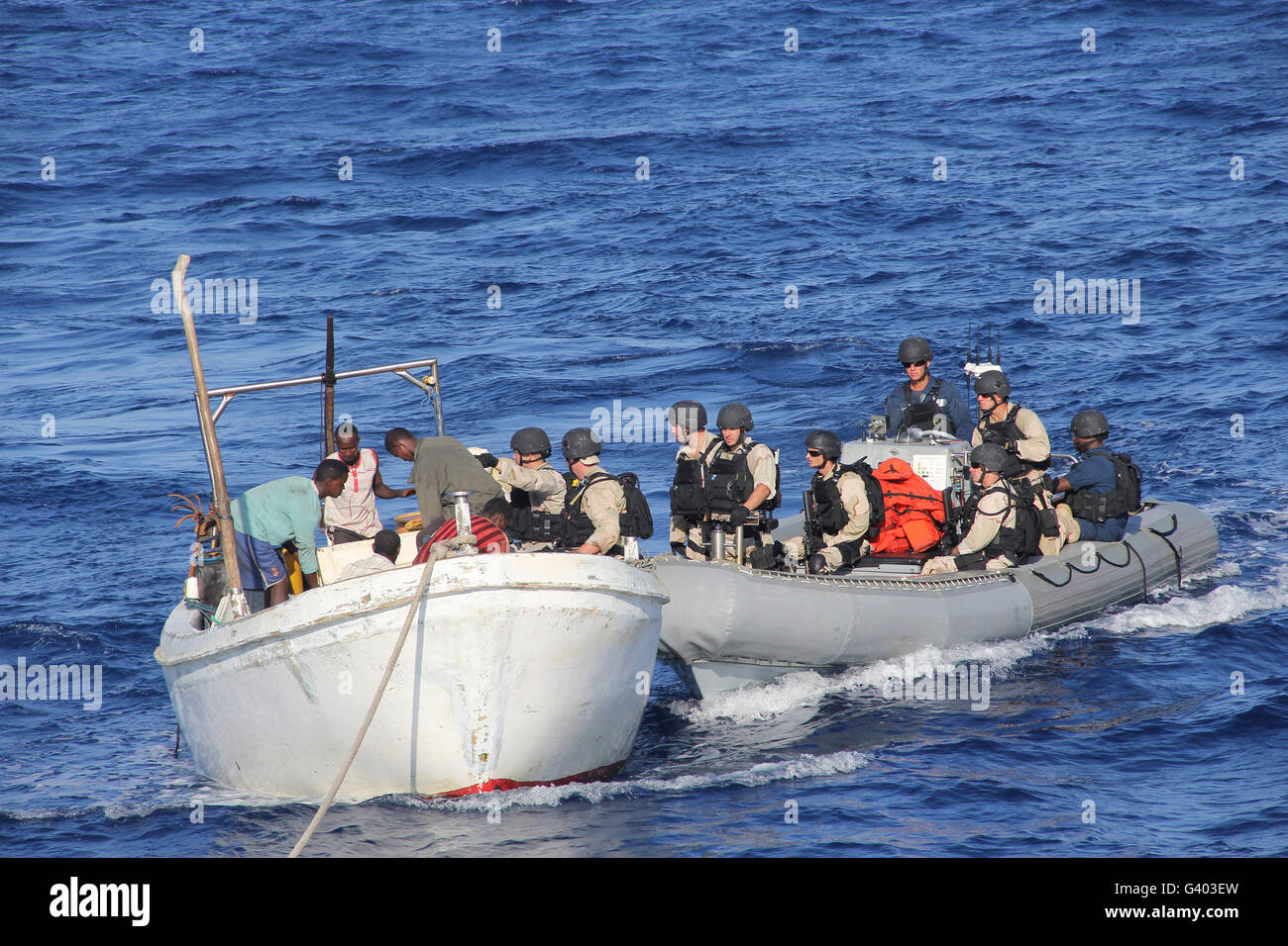 Ein Besuch, Board, Durchsuchung und Beschlagnahme Team unterstützen gestrandet somalische Fischer. Stockfoto