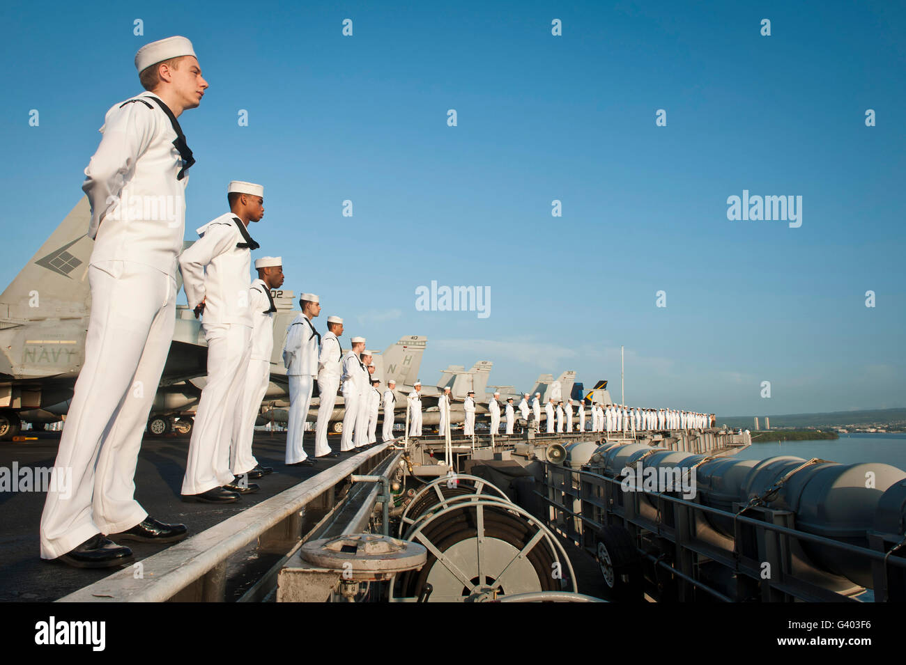 Matrosen Mann die Schienen der USS Nimitz in Pearl Harbor. Stockfoto