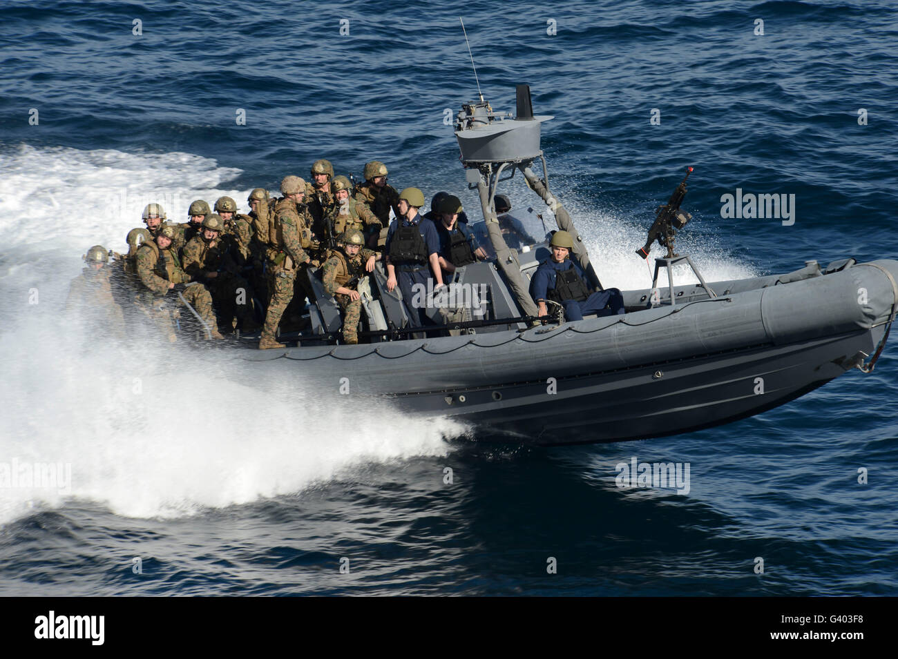 Matrosen und Marinesoldaten in einem Besuch, Board, Durchsuchung und Beschlagnahme zu beteiligen. Stockfoto