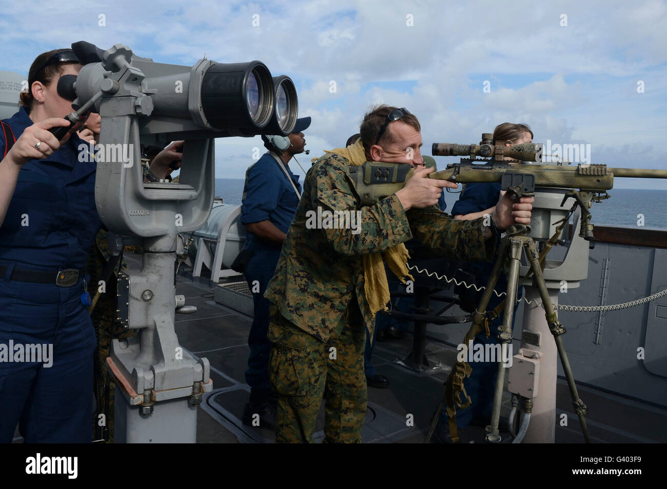 Matrosen und Marinesoldaten in einem Besuch, Board, Durchsuchung und Beschlagnahme zu beteiligen. Stockfoto