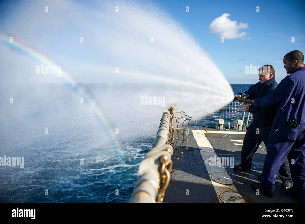 Matrosen üben Techniken an Bord USS Roosevelt zur Brandbekämpfung. Stockfoto
