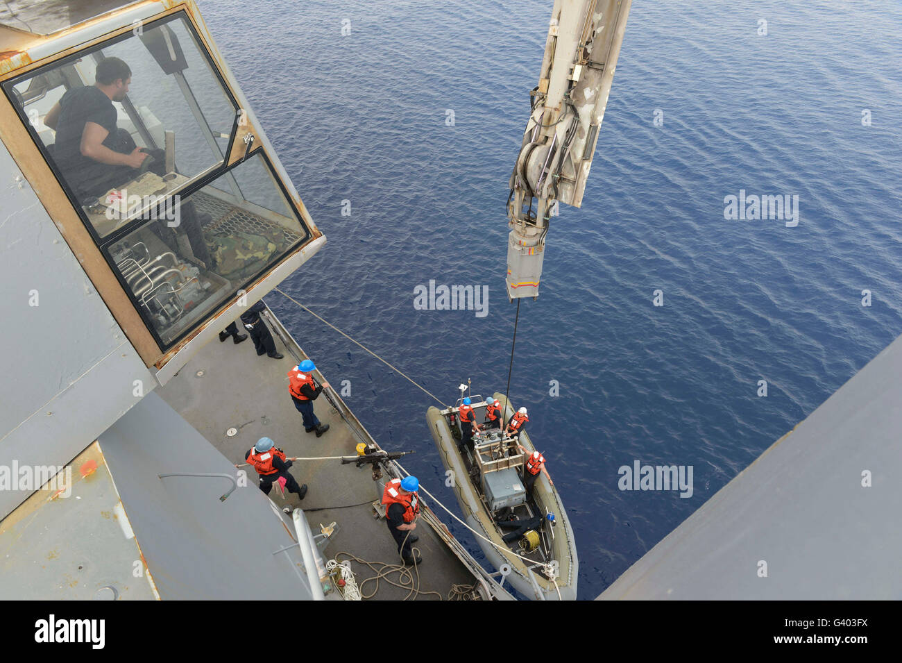 Matrosen zurück zu ihrem Schiff in einem Festrumpf Schlauchboot. Stockfoto