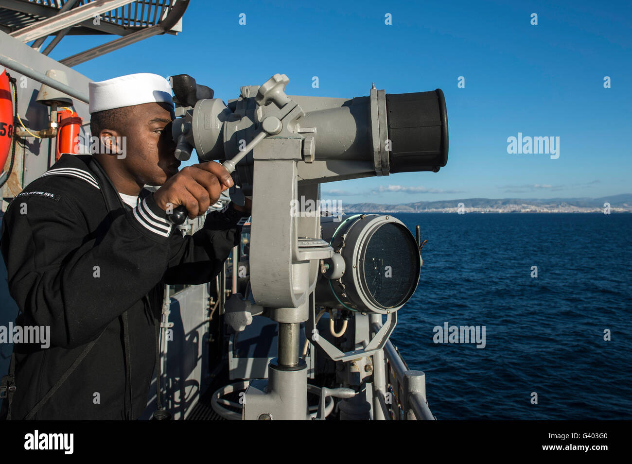 Seemann steht Suche Uhr auf USS Philippine Sea. Stockfoto