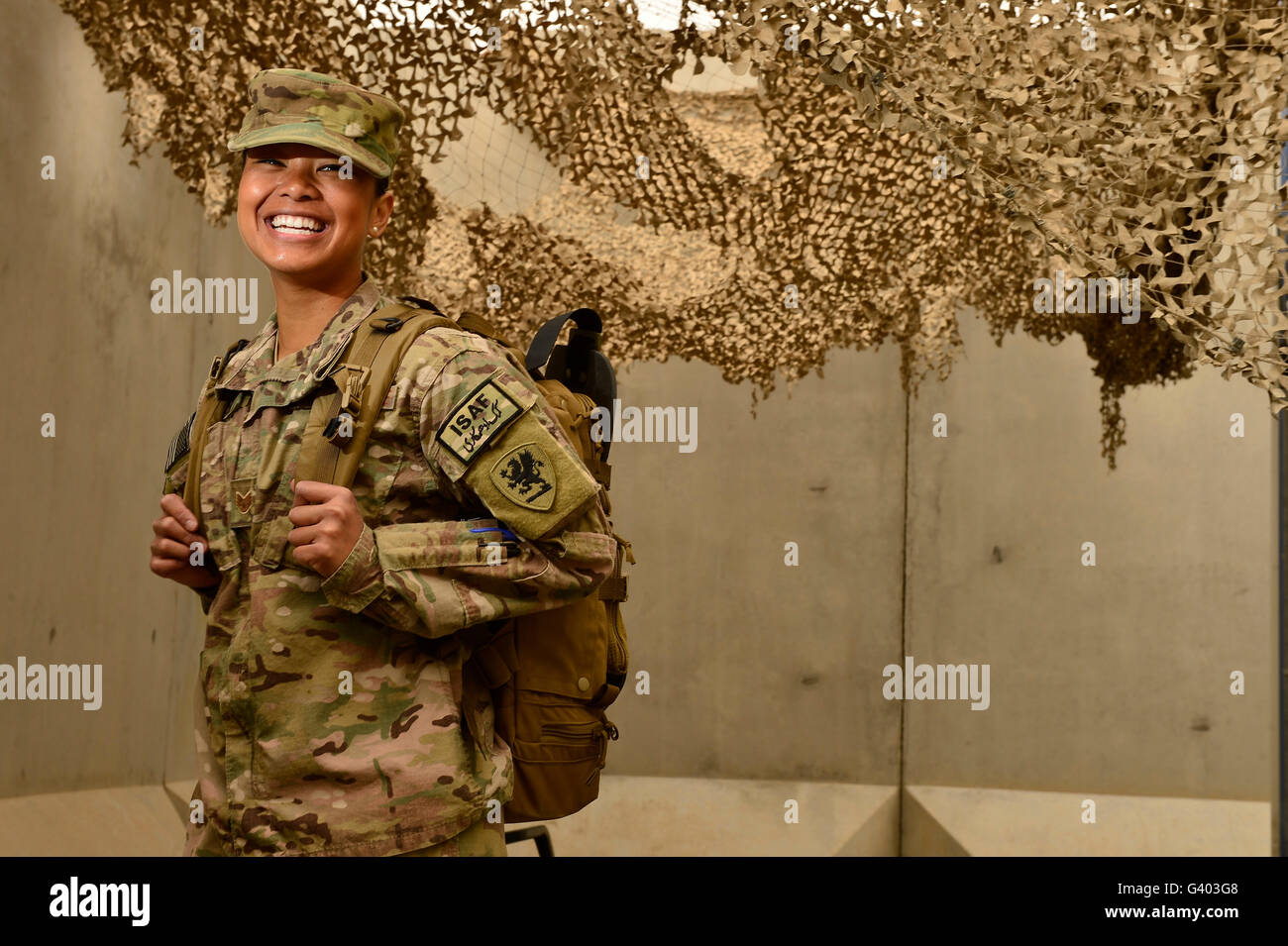 US Air Force combat Medic Lächeln vor einem Pre-Konvoi-Briefing. Stockfoto