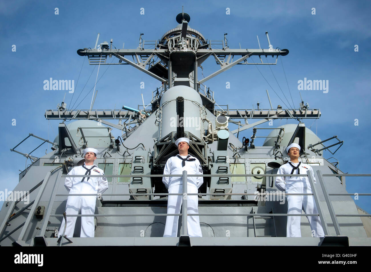 Matrosen Mann die Schienen an Bord der USS John S. McCain. Stockfoto