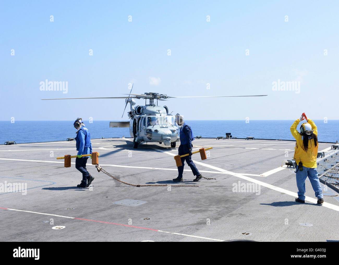 Als Zivildienst Seemann leitet ein MH-60 s Sea Hawk an Bord USS Mount Whitney. Stockfoto