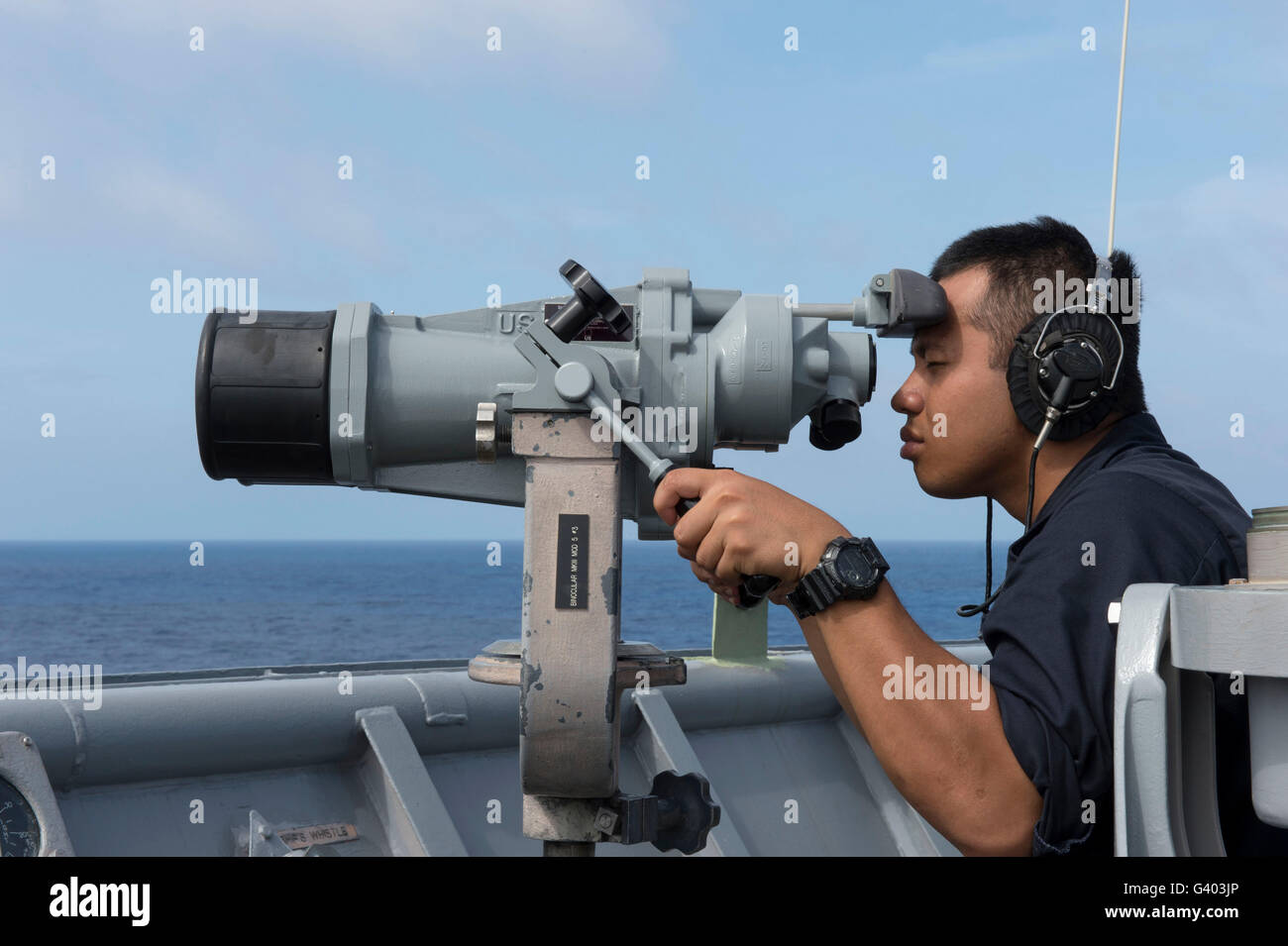 Seemann sucht nach Oberfläche Kontakte an Bord USS Germantown. Stockfoto