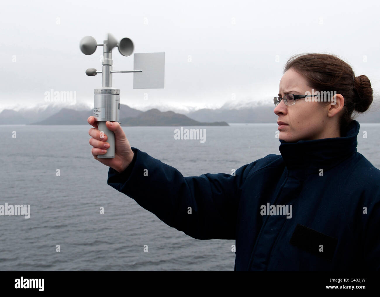 Aerographerâ€™ s Mate verwendet ein Anemometer zur Messung der Windgeschwindigkeit. Stockfoto