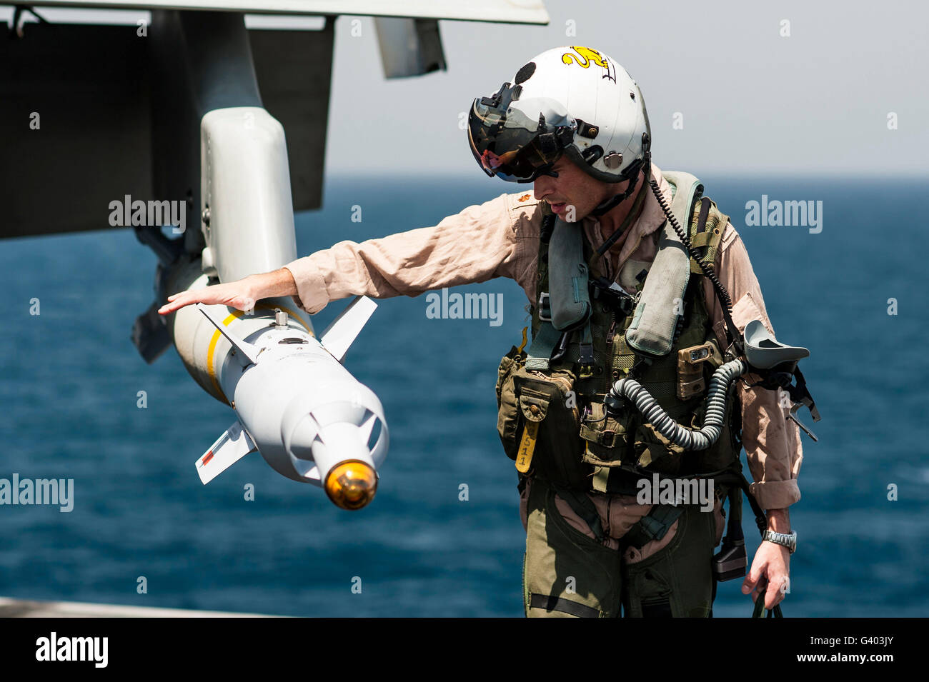 Pilot führt Vorflugkontrollen auf einer F/A - 18 C Hornet. Stockfoto