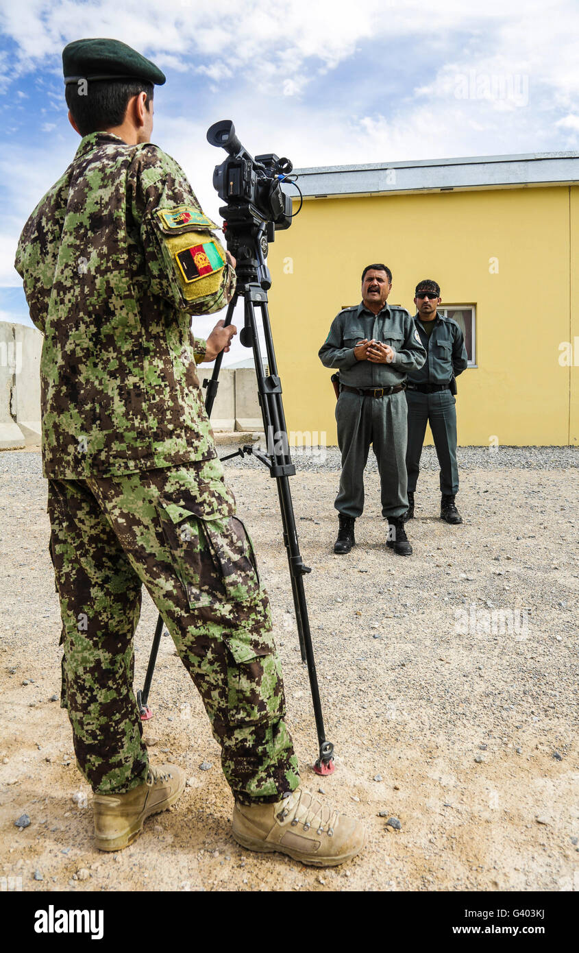 Offizier Afghan National Army Öffentlichkeitsarbeit zeichnet ein Interview mit Polizeichef. Stockfoto