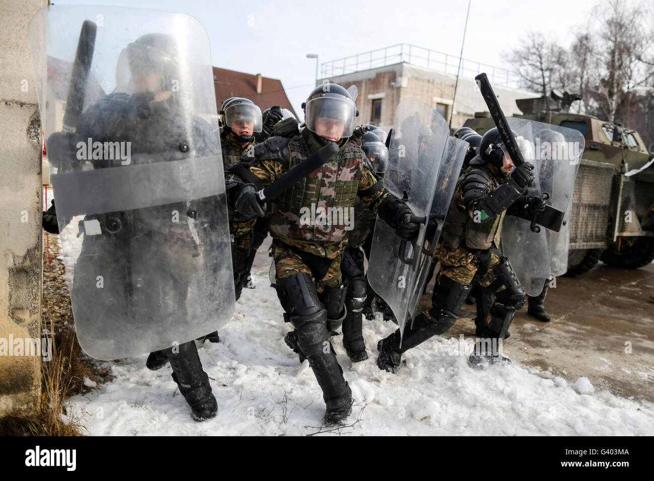 Slowenische Soldaten Ansturm um eine Ecke während der Durchführung von Riot Steuern Training. Stockfoto