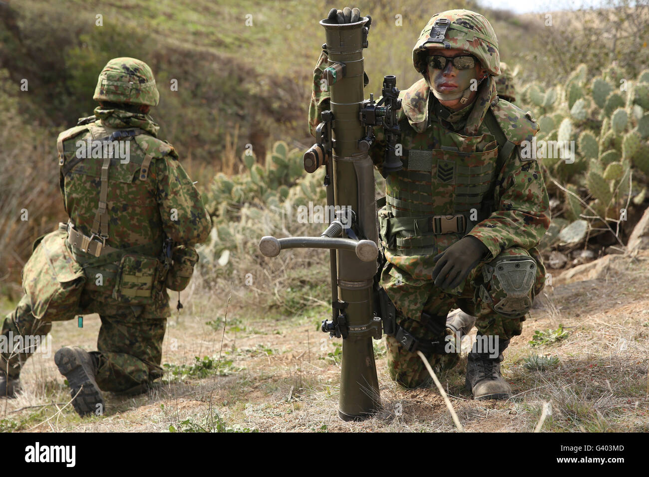 Japan Ground Self-Defense Force Soldaten teilnehmen an simulierten Kampf. Stockfoto